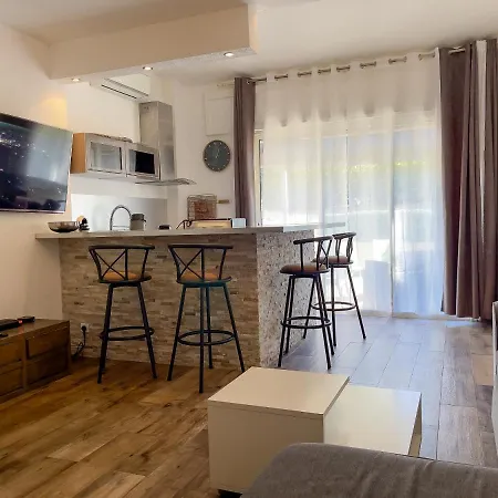 Apartement Maenat Apartment *